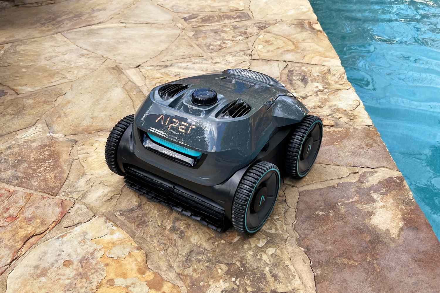 spr-robotic-pool-cleaners-test-aiper-seagull-pro-hildara-araya-01-ebc7fc6457944bc2894cd1a4468ddc95